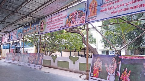 திருச்செந்தூர் சுப்பிரமணிய சுவாமி கோயிலில் கந்தசஷ்டி விழாவை முன்னிட்டு பக்தர்கள் வசதிக்காக வெளி பிரகாரத்தில் தற்காலிக கூரை அமைக்கப்பட்டுள்ளது.