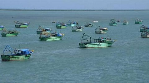 சூறைகாற்றால் கரை திரும்ப முடியாமல் 400 மீனவர்கள் கோவா ஆழ்கடலில் தவிப்பு: பத்திரமாக மீட்க தமிழக அரசுக்கு வேண்டுகோள்