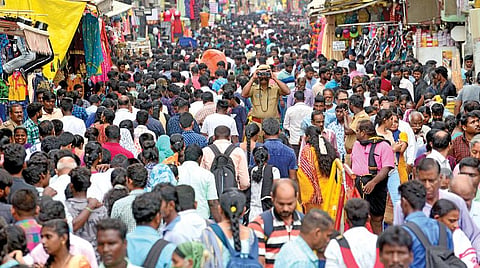 சென்னையில் தீபாவளியை முன்னிட்டு துணிக் கடைகளில் குவிந்த பொதுமக்கள்: நீண்ட நேரம் காத்திருந்து பொருட்களை வாங்கிச் சென்றனர்