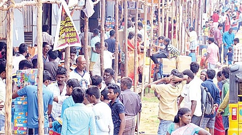 தீபாவளி பண்டிகைக்காக சென்னை தீவுத்திடலில் திறக்கப்பட்டுள்ள பட்டாசுக் கடைகளில் குவிந்த மக்கள் கூட்டம்.