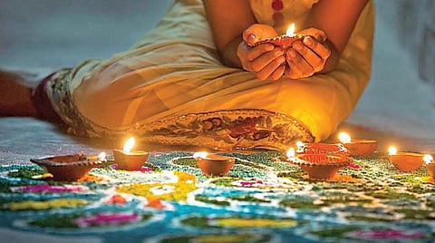 தீபாவளி மலர்கள்: ஒளிகூட்டும் படைப்புகள்