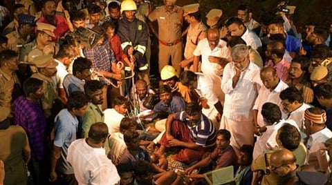குழந்தை சுஜித் மீட்புப் பணி: 5 மணி நேரத்தில் முழுமையாகக் குழி தோண்டப்படும்: திருச்சி மாவட்ட ஆட்சியர்