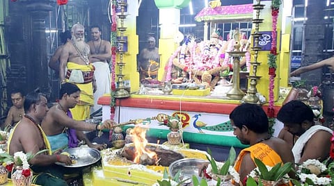 திருச்செந்தூர் சுப்பிரமணிய சுவாமி கோயிலில் கந்த சஷ்டி விழா யாகசாலை பூஜையுடன் தொடக்கம்: ஆயிரக்கணக்கான பக்தர்கள் விரதம் அனுசரிப்பு