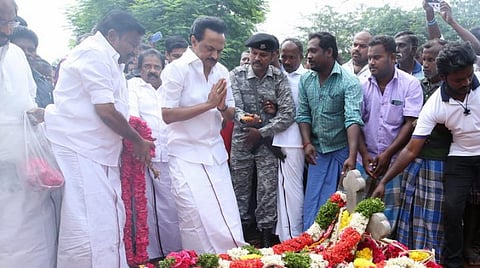 குழந்தை சுஜித்தை அடக்கம் செய்த இடத்தில் ஸ்டாலின் அஞ்சலி