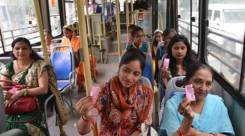 சகோதரிகள் பாசம் காட்டும் பண்டிகை ’பைய்யா தோஜ்’: டெல்லி பேருந்துகளில் பெண்களுக்கு இலவசப்பயணம்