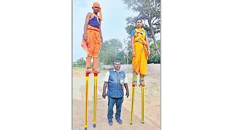 சிலம்பம், சுருள்வாள், மரக்கால் ஆட்டம்: மறைந்த வீர விளையாட்டுகளை மீட்டெடுக்கும் மாணவர்