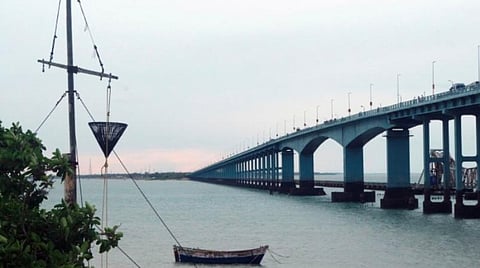 குமரிக் கடலில் புதிய புயல் சின்னம்: பாம்பனில் 3-ம் எண் புயல் கூண்டு ஏற்றம்