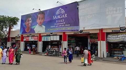 அமைச்சரின் குடும்ப ஜவுளிக்கடை பேனருக்கு மட்டும் விதிவிலக்கா?- மதுரை மாநகராட்சியின் பாரபட்ச நடவடிக்கையால் சர்ச்சை