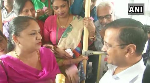 டெல்லியில் இன்று பேருந்தில் பயணித்து பெண்களிடம் கருத்துகள் கேட்ட முதல்வர் அரவிந்த் கேஜ்ரிவால் : படம் ஏஎன்ஐ