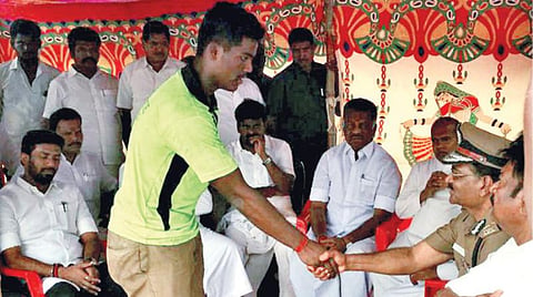 ஆழ்துளை கிணற்றுக்குள் சிக்கிய குழந்தை சுஜித்தை உயிருடன் மீட்க முடியாத குற்ற உணர்வால் தவிக்கிறோம்: அருகில் தோண்டிய குழிக்குள் இறங்கி வெளியே வந்த வீரர் வேதனை