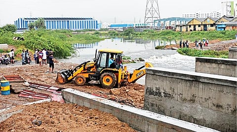 திருமுடிவாக்கம் செல்லும் சாலையில் அடையாறு ஆற்றில் அமைக்கப்பட்ட தற்காலிக பாலம் கனமழையால் அடித்து செல்லப்பட்டது