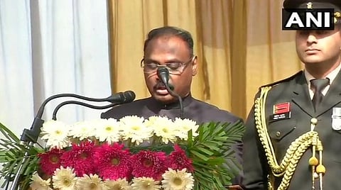 ஜம்மு காஷ்மீர் யூனியன் பிரதேசத்தின் துணைநிலை ஆளுநராகப் பதவி ஏற்றுக்கொண்ட கிரிஷ் சந்திர முர்மு | படம்:ஏஎன்ஐ