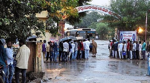 தெலங்கானா, அடிலாபாதில் பஸ் டெப்போ முன்பு தற்காலிக ஓட்டுநர், நடத்துனர் வேலைக்காக விண்ணப்பிக்கக் காத்திருப்போர். |