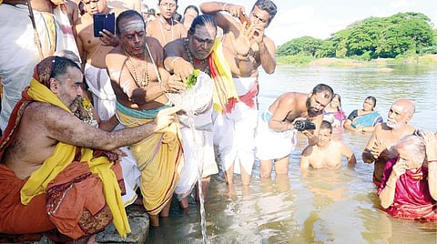 தாமிரபரணி அந்த்ய புஷ்கர விழா நேற்று தொடங்கியது. இதையொட்டி, திருநெல்வேலி குறுக்குத்துறை தீர்த்தகட்டத்தில், காஞ்சி காமகோடி பீடாதிபதி சங்கர விஜயேந்திர சரஸ்வதி சுவாமிகள், நதிக்கு பூஜை செய்தார். படம்: மு.லெட்சுமி அருண்