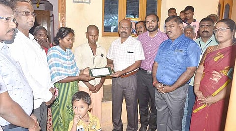 ஆழ்துளைக் கிணற்றில் விழுந்து உயிரிழந்த சுஜித்தின் பெற்றோரிடம் தமிழக அரசின் ரூ.10 லட்சம் நிவாரணம் வழங்கல்