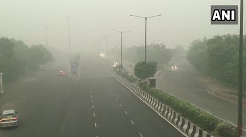 பாதுகாப்பு ஊழியர்களுக்கு முகக்கவசங்களை விநியோகிக்கும் சிஐஎஸ்எப் படையினர் | படம்: ஏஎன்ஐ