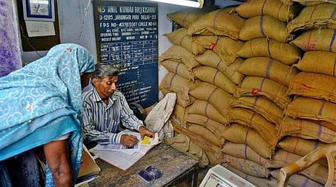 கழிப்பிட பிரச்சினை: 20 குடும்பங்களுக்கு ரேஷன் பொருள் ரத்து