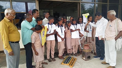 தமிழ்நாடு அறிவியல் இயக்கத்தின் சார்பில் புதுக்கோட்டை அருகே அரசம்பட்டியில் நடைபெற்ற மாவட்ட அளவிலான தேசிய குழந்தைகள் அறிவியல் மாநாட்டில் மாணவர்களின் படைப்புகளை பார்வையிடும் தமிழ்நாடு அறிவியல் இயக்க நிர்வாகிகள்.