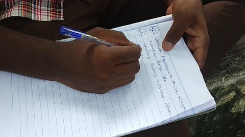 நட்புக்காக மோதலில் ஈடுபட்ட மாணவர்களுக்கு நூதன முறையில் பாடம் நடத்திய காவல்துறை: 1330 திருக்குறள்களையும் எழுத உத்தரவு- பெற்றோர் வரவேற்பு