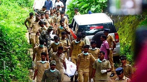 கடந்த வாரம், கேரள காவல்துறை கமாண்டோக்கள் பாலக்காடு அகாலி காடுகளில் தேடுதல் வேட்டை ஈடுபட்டபோது, 4 மாவோஸ்டுகள் என்கவுண்ட்டரில் சுட்டுக்கொன்றனர்.