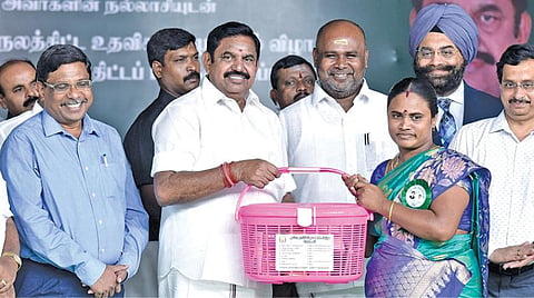 கொங்கணாபுரத்தில் நடந்த விழாவில் முதல்வர் பழனிசாமி பயனாளிகளுக்கு நலத்திட்ட உதவிகளை வழங்கினார். அருகில் அமைச்சர் உதயகுமார், தலைமைச் செயலர் சண்முகம், வேளாண்மைத்துறை முதன்மைச் செயலர் ககன்தீப் சிங் பேடி, வருவாய் நிர்வாக ஆணையர் ராதாகிருஷ்ணன் உள்ளிட்டோர். படம் : எஸ்.குரு பிரசாத்