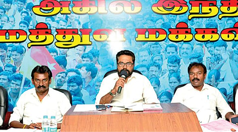 சமக மாநில நிர்வாகிகள், மாவட்டச் செயலாளர்கள் ஆலோசனைக் கூட்டத்தில் தலைமை வகித்துப் பேசுகிறார் கட்சித் தலைவர் சரத்குமார். படம்: பு.க.பிரவீன்