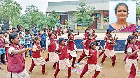 ஆடல், பாடல் மூலம் கற்பிக்கும் அரசு பள்ளி தலைமை ஆசிரியை