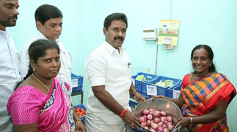 அமைச்சர் காமராஜ் ஆய்வு மேற்கொண்ட போது
