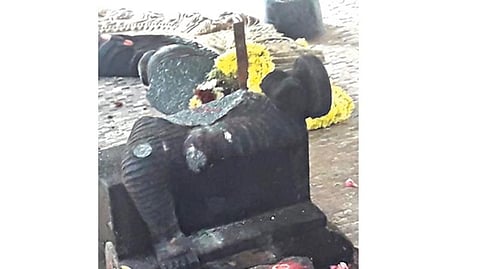 சேந்தமங்கலம் அருகே புதுக்கோம்பையில் சேதப்படுத்தப் பட்டுள்ள சுவாமி சிலை.