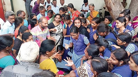 மாணவி கோமதியின் உடல் வைக்கப்பட்டிருந்த கரூர் அரசு மருத்துவமனையில் நேற்று கதறி அழும் உறவினர்கள் மற்றும் சக மாணவிகள்.