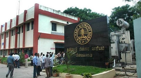 தமிழக மின்சார வாரியத்தின் கடன் ரூ.90 ஆயிரம் கோடியை தாண்டியது: உதய் திட்டத்தில் சேர்ந்த பிறகும் தொடர்ந்து அதிகரிப்பு