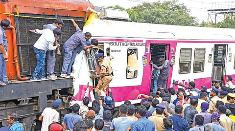 ஹைதராபாத்தின் காச்சிகுடா ரயில் நிலையத்தில் ரயில்கள் மோதலில் 12 பேர் படுகாயம்: 8 மணி நேர போராட்டத்துக்கு பின் ஓட்டுநர் மீட்பு