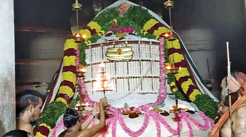 கங்கைகொண்ட சோழபுரத்தில் 100 மூட்டை அரிசியை சமைத்து பிரகதீஸ்வரருக்கு அன்னாபிஷேகம்