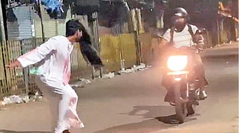 நள்ளிரவில் பேய் வேடமிட்டு வாகன ஓட்டியை வழிமறிக்கும் இளைஞர்