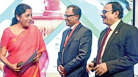 டெல்லியில் நடைபெற்ற கிராமப்புற மற்றும் வேளாண் நிதி குறித்த 6-வது உலக மாநாட்டில் பங்கேற்ற மத்திய நிதி அமைச்சர் நிர்மலா சீதாராமன்.