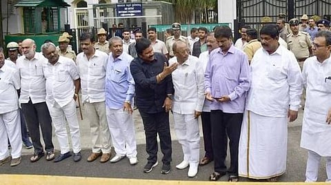 உச்ச நீதிமன்ற தீர்ப்பு: பதவி நீக்கம் செய்யப்பட்ட 17 எம்எல்ஏக்களும் நாளை பாஜகவில் இணைகின்றனர்