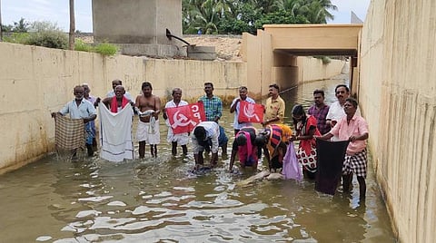 ராமேசுவர ரயில்வே சுரங்கப் பாதையில் தேங்கி நிற்கும் மழைநீர்: நடவடிக்கை கோரி இந்திய கம்யூனிஸ்ட் கட்சியினர் நூதனப் போராட்டம்
