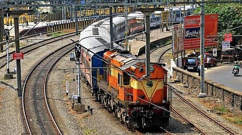 ஓடும் ரயிலில் அரசு ஊழியரை தாக்கிய ரயில்வே உணவக ஊழியர் கைது
