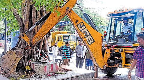 சென்னை பாண்டிபஜார் பகுதியில் நடைபாதையை அகலப்படுத்துவதற்காக அரசமரத்தடியில் உள்ள விநாயகர் சிலை மற்றும் பீடம் ஆகியவை நேற்று அகற்றப்பட்டன.படம்: ம.பிரபு