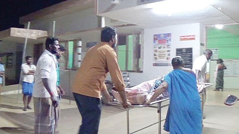 மானாமதுரையில் மின்தடையால் இருளில் மூழ்கிய அரசு மருத்துவமனை: பல மணி நேரம் தவித்த தாய்மார்கள், குழந்தைகள் 