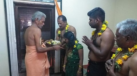 கார்த்திகை பிறப்பதையொட்டி தேனியில் ஏராளமான ஐயப்ப பக்தர்கள் மாலை அணிந்து விரதத்தைத் தொடங்கினர்