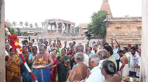 தஞ்சாவூர் பெரிய கோயிலில் 23 ஆண்டுகளுக்குப் பிறகு கும்பாபிஷேகம் நடைபெற உள்ள நிலையில், பாலாலய யாகசாலைக்காக நேற்று நடைபெற்ற பந்தல்கால் முகூர்த்தம்.