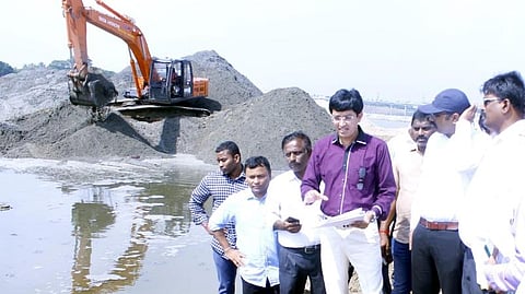 அடையாறு, கூவம் ஆறு மீட்டெடுக்கும் பணிகள்: வருவாய் நிர்வாக ஆணையர் ராதாகிருஷ்ணன் நேரில் ஆய்வு