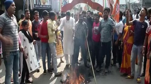 ரஃபேல் வழக்கில் ராகுல் காந்தி மன்னிப்பு கேட்க வேண்டுமெனக் கோரி பாஜக யுவ மோர்ச்சாவினர் கொல்கத்தாவில் இன்று ஆர்ப்பாட்டத்தில் ஈடுபட்டனர் | படம்: ஏஎன்ஐ
