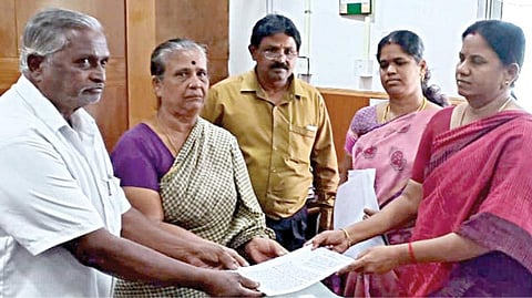 கிருஷ்ணகிரியில் பெற்றோரை பராமரிக்காமல் கைவிட்ட மகனிடமிருந்து மீட்கப்பட்ட ரூ.3 கோடி மதிப்பிலான சொத்துகளின் ஆவணங்களை பெற்றோரிடம் வழங்கும் வருவாய் கோட்டாட்சியர் தெய்வநாயகி.
