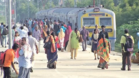 மேட்டுப்பாளையம் ரயில் நிலையத்தில் சுமார் ஒரு கிலோ மீட்டர் தொலைவு நடந்து சென்று ‘மெமு' ரயிலில் ஏறும் பயணிகள்.