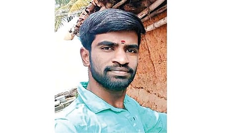 கார் தீப்பிடித்ததில் உயிரிழந்த ஓட்டுநர் முரளி.
