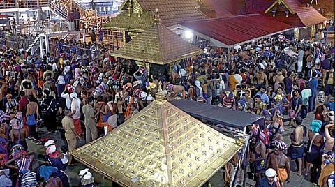கேரளாவில் உள்ள சபரிமலை ஐயப்பன் கோயில் மண்டல பூஜைக்காக நேற்று முன்தினம் திறக்கப்பட்டது. 2-ம் நாளான நேற்று சுவாமி தரிசனம் செய்வதற்காக வந்திருந்த பக்தர்கள். படம்: எச். விபு