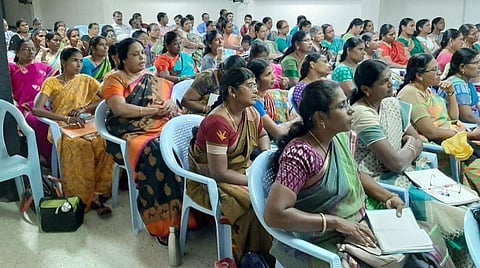 கோவையில் நடைபெற்ற நிலவரைபட பயிற்சியில் பங்கேற்ற சமூக அறிவியல் ஆசிரியைகள்.
