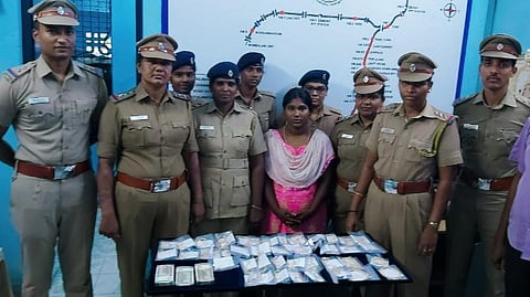 ரயில் பயணிகளிடம் திருட்டு; 71 வழக்குகளில் சம்பந்தப்பட்ட இளம்பெண் கைது: 70 சவரன் நகை பறிமுதல்